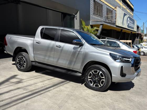 TOYOTA HILUX 2.8 D-4D TURBO DIESEL CD SRX 4X4 AUTOMÁTICO TOYOTA HILUX 2.8 D-4D TURBO DIESEL CD SRX 4X4 AUTOMÁTICO
